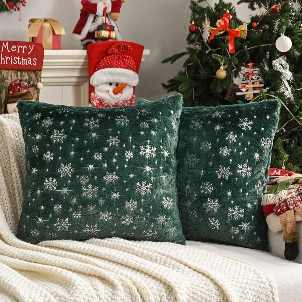 NIB Snowflakes Green Throw Pillow Covers 18x18”  Set of 2